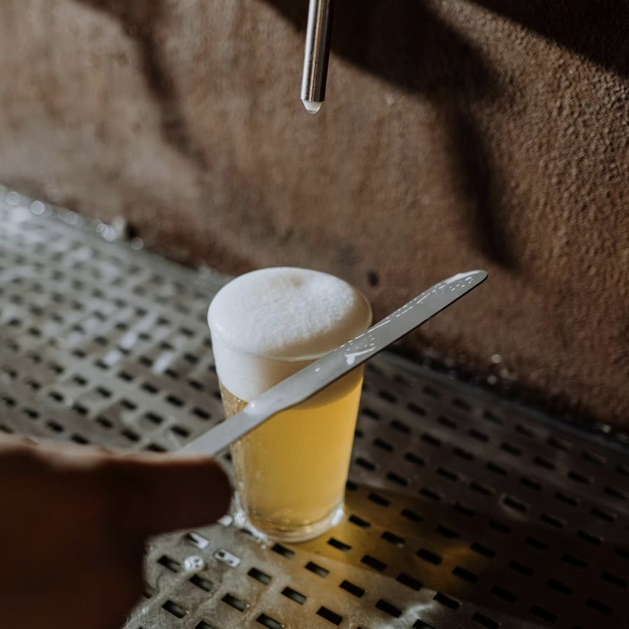 Frisch gezapftes Bier an der Bar im Rossini